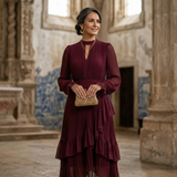 Mariana | Vestido Plissado com Mangas Fluídas e Folhos Assimétricos